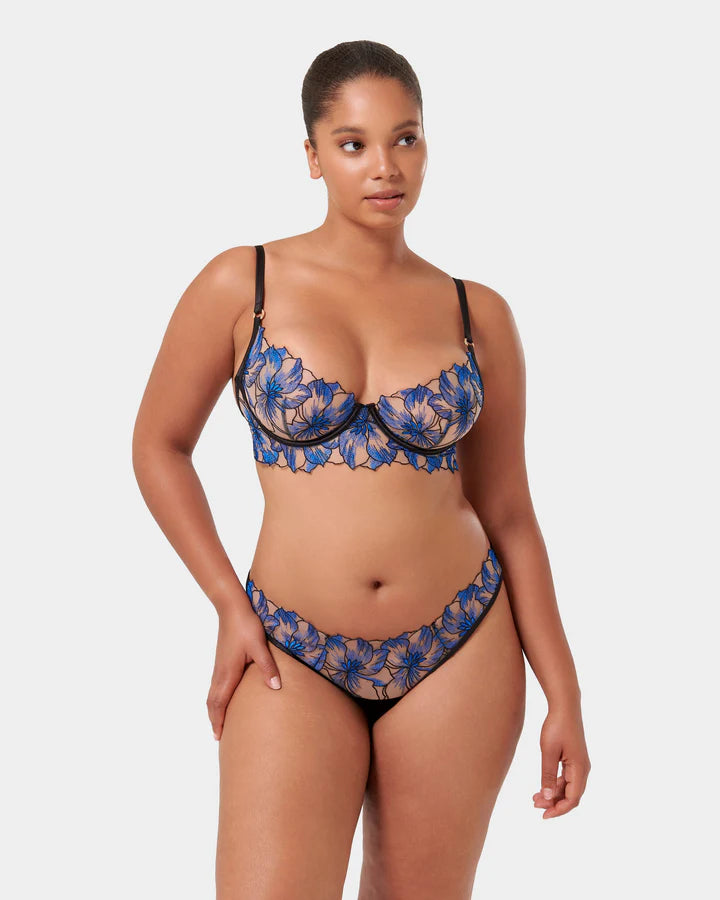 plus-size underwire bra with wide strapsLyandra Thong