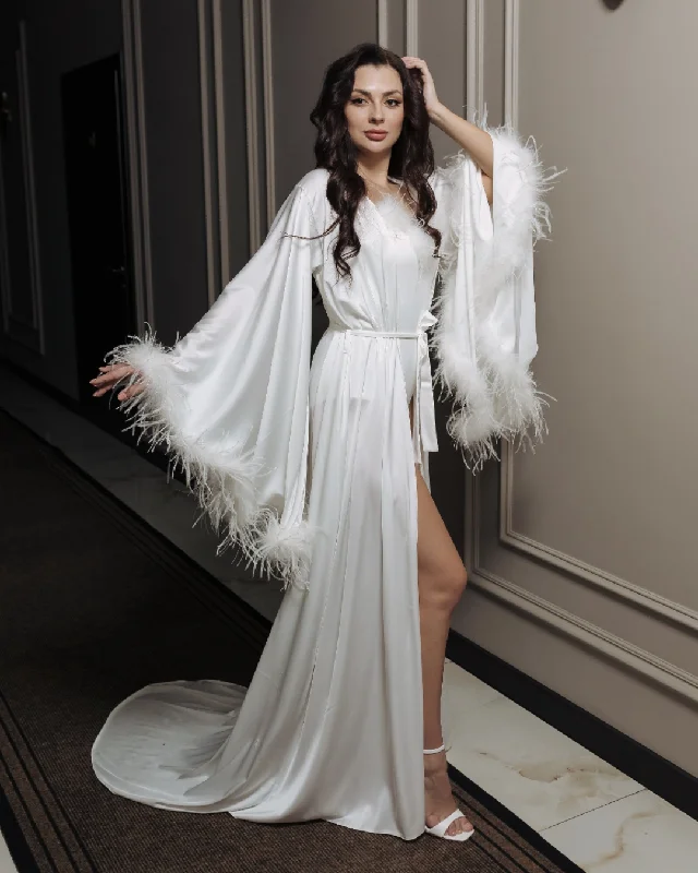 women's pajamas with a playful printBridal robe with feathers Train White